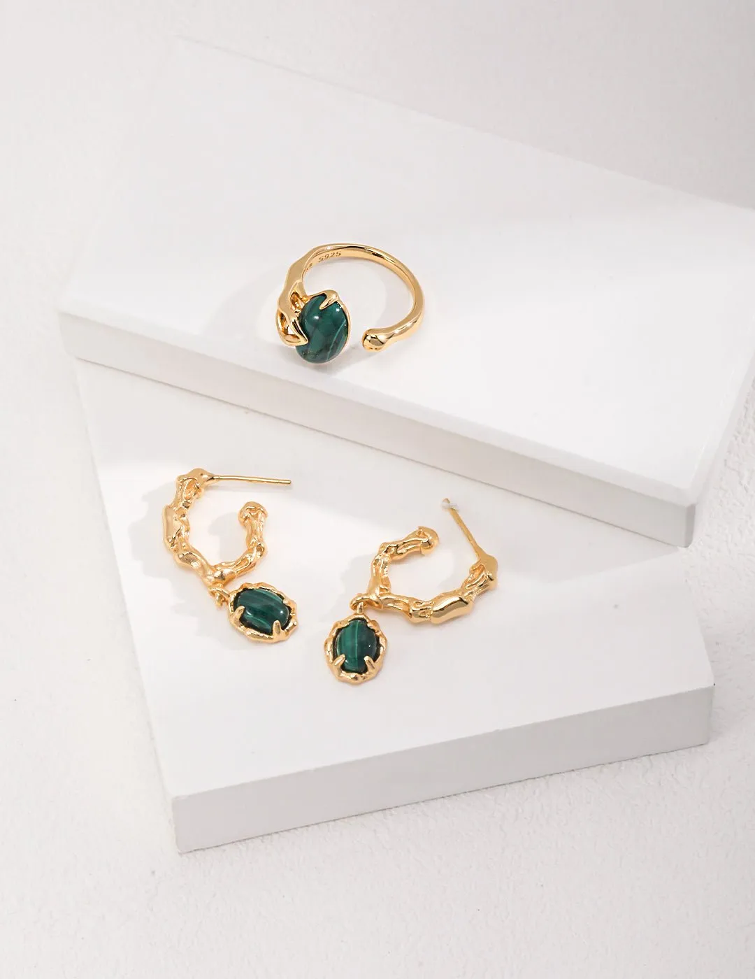 C-shaped Malachite Earrings Gold